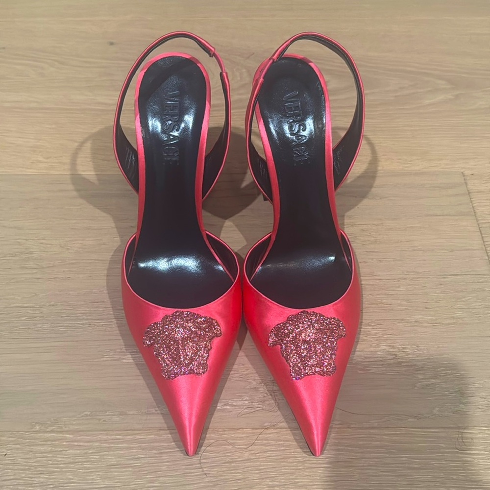 New never worn  Versace Medusa fuschia Slingback Heels Size 8.5.